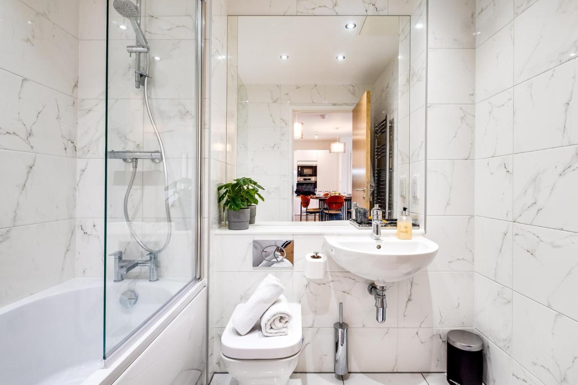 Luxurious & Glamorous Centrally Located 2 Bedroom 2 Bathroom Apartment - Central Birmingham - Secure Parking - Netflix المظهر الخارجي الصورة