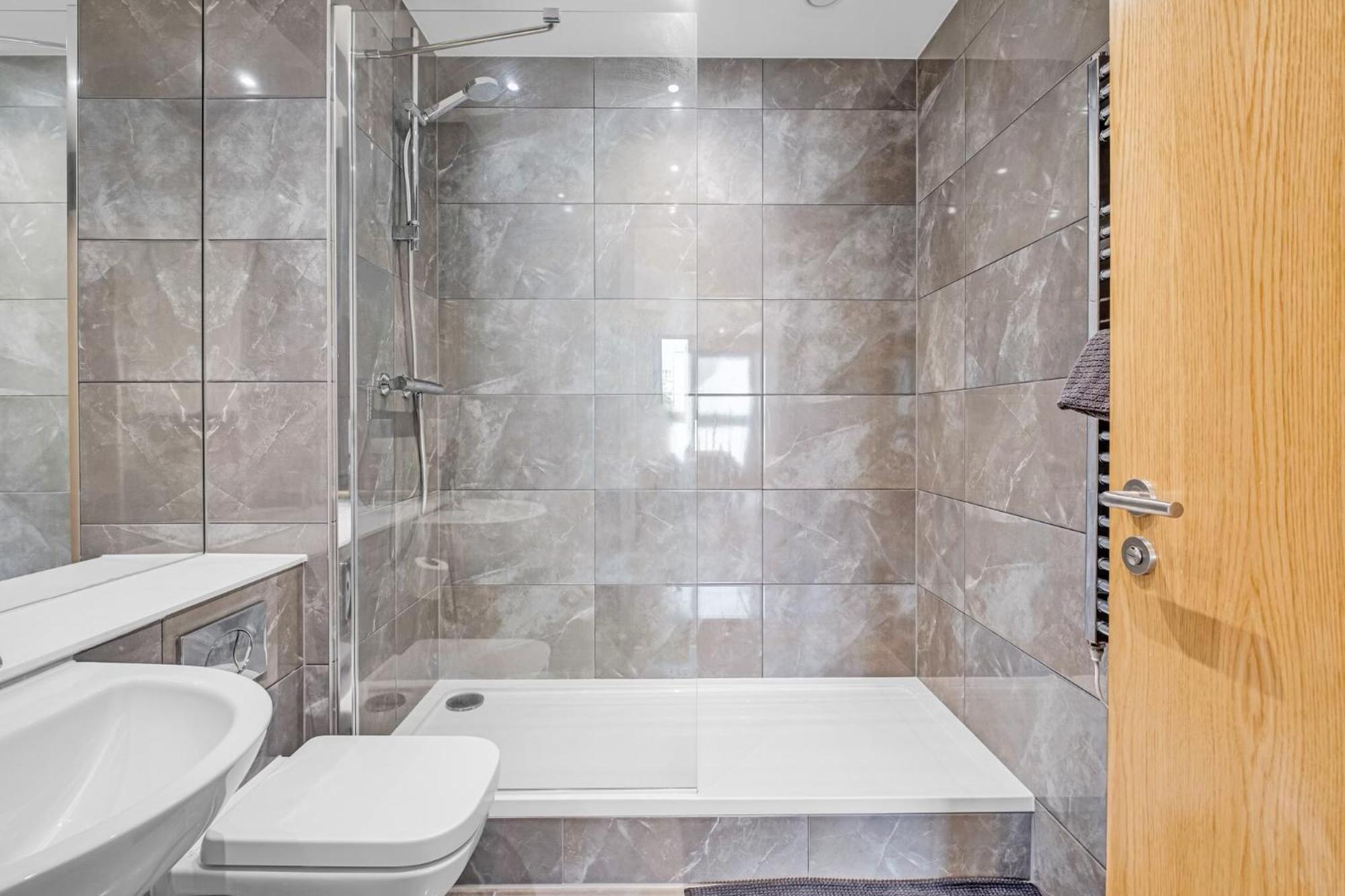 Luxurious & Glamorous Centrally Located 2 Bedroom 2 Bathroom Apartment - Central Birmingham - Secure Parking - Netflix المظهر الخارجي الصورة